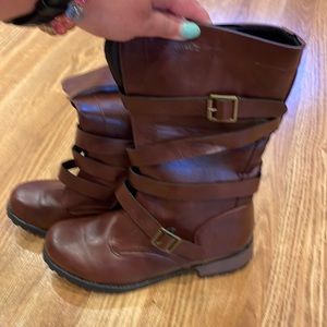 Brand new never worn brown boots. Size 41 compares to 8 1/2. 10 3/4 length.